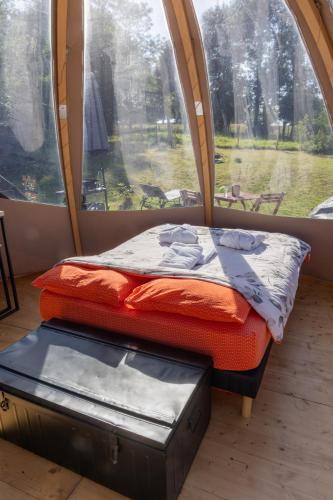 a room with a bed and a window in a train at La sphère étoilée in Ames