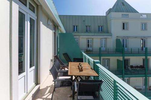 3 Bedroom House in Cascais, 15 min walking to beach with parking spot