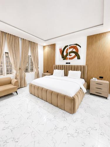 a large bedroom with a large bed and a couch at Nathivian Apartment in Mobushipe