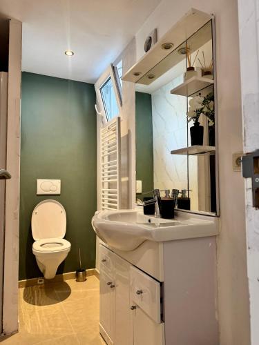 a bathroom with a white sink and a toilet at Yamohome in Brussels