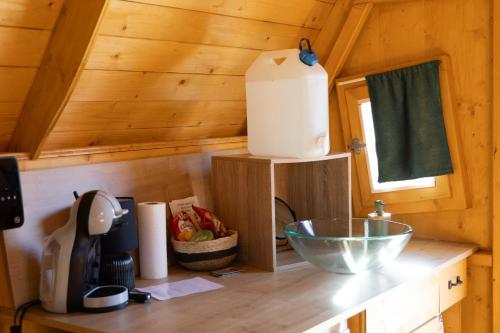 a kitchen counter in a tiny house with a sink at La cabane féerique in Ames