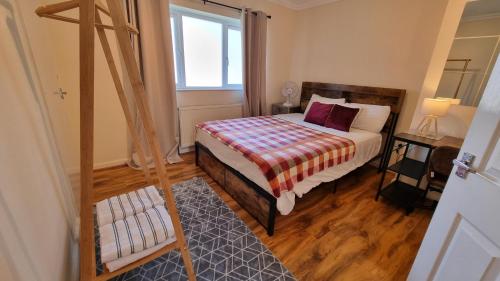 a small bedroom with a bed and a window at CosyColeby in Nottingham
