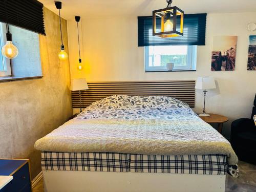 ein Schlafzimmer mit einem Bett in einem Zimmer in der Unterkunft Studioflat in centrum in Stavanger