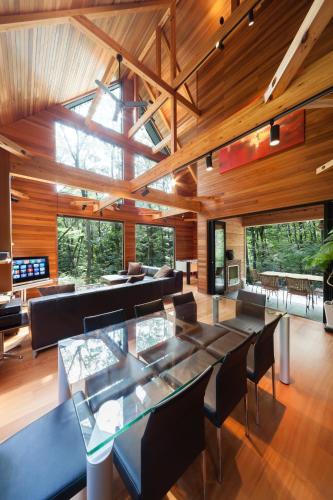 a dining room with a table and chairs at Phoenix Chalets by HHG in Hakuba