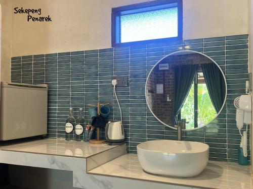 a bathroom with a sink and a mirror at Sekepeng Penarek II in Kampung Penarik