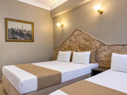 two beds in a hotel room at Royal Park Hotel Corlu Bed and Breakfast in Tekirdağ