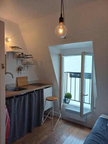 Charming Small Studio by trocadero