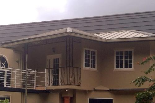 ein Haus mit Veranda und Balkon in der Unterkunft Bamboo View in Loango