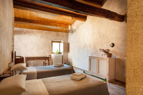 ein Schlafzimmer mit zwei Betten in einem Zimmer in der Unterkunft Borgofortino in Montefortino