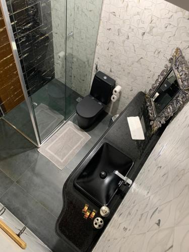 a bathroom with a black sink and a shower at Mansão Mascarenhas in Lençóis