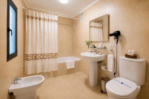 a bathroom with a toilet and a sink at Apartamento Golf Rioja Alta in Cirueña