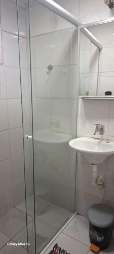 a bathroom with a shower and a sink at Edícula. Ent.independente in Sorocaba