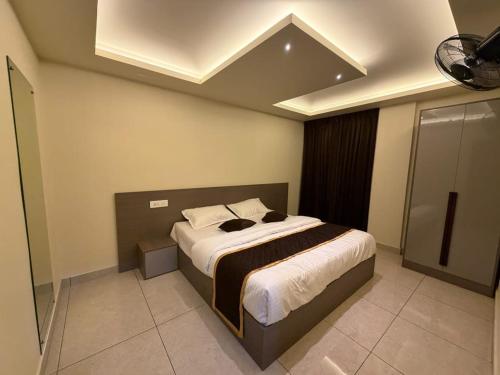 a bedroom with a large bed in a room at Hide Away in Padinjarathara