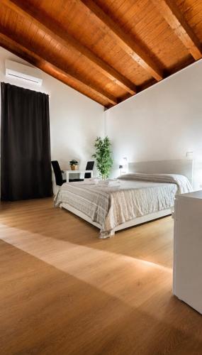 a bedroom with a large bed and a wooden ceiling at Rousmoosen house in Rocca San Giovanni