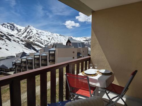 Val Thorens, Ski-in Ski-out 1 bedroom Apt for 4 with Fiber, South-facing & Mountain Views