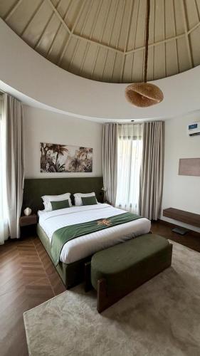 a bedroom with a large bed and a ceiling at شاليهات رفا in Taif