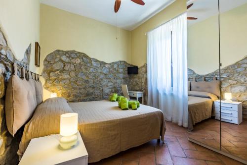 ein Schlafzimmer mit zwei Betten und einem Spiegel in der Unterkunft Da Milena in Fonteblanda