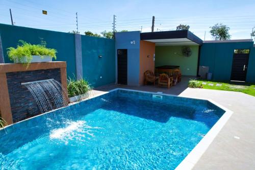 a swimming pool in the backyard of a house at Quinta Heluue in Ciudad del Este