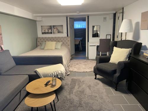 ein Zimmer mit einem Bett, einer Couch und einem Tisch in der Unterkunft Harmonie in Landskrona