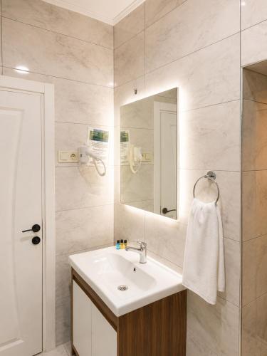 a bathroom with a sink and a mirror at La Pearl Konaklama in Istanbul