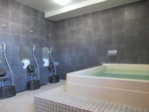 Et badeværelse på Center Hotel Mihara