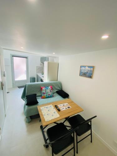 Plage et centre ville à pied, la Pinasse est une maison duplex climatisée avec ménage, draps et serviettes inclus