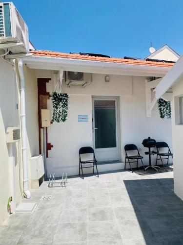 Plage et centre ville à pied, la Pinasse est une maison duplex climatisée avec ménage, draps et serviettes inclus
