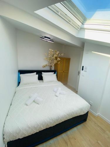 Plage et centre ville à pied, la Pinasse est une maison duplex climatisée avec ménage, draps et serviettes inclus