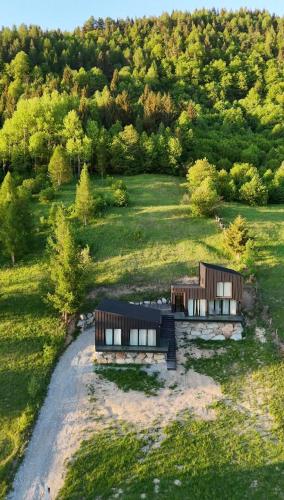 an aerial view of a house in a field at Aer & Rowa Chalets by Ekow in Statjunea Borsa
