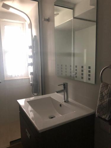 a bathroom with a sink and a mirror at Tiny House Mercedes in Mercedes