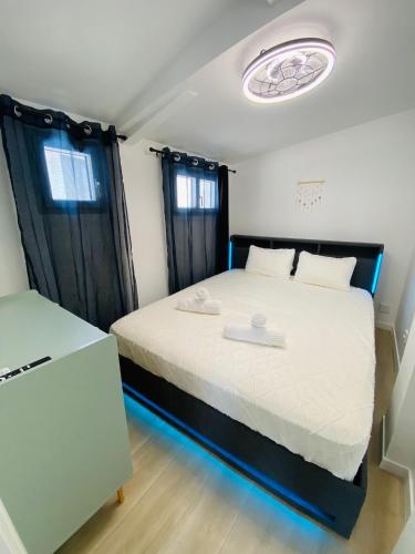 Plage et centre ville à pied, la maison de la Pinède est climatisée avec ménage, draps et serviettes inclus