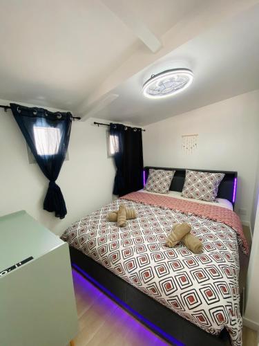 Plage et centre ville à pied, la maison de la Pinède est climatisée avec ménage, draps et serviettes inclus