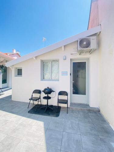 Plage et centre ville à pied, la maison de la Pinède est climatisée avec ménage, draps et serviettes inclus