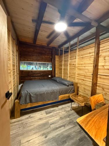 a bedroom with a bed in a wooden cabin at Cabaña Vivanco in Coveñitas