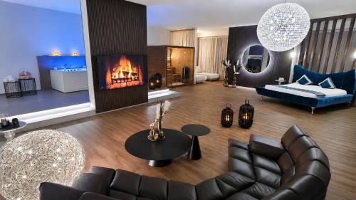 ein Wohnzimmer mit Sofa und Kamin in der Unterkunft Privat-Spa mit Whirlpool und Sauna in Sursee in Sursee