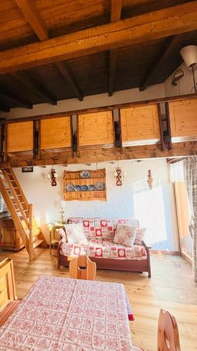 a living room with a couch and a table at Gallio Appartamento con splendida vista in Gallio