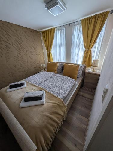 a bedroom with a bed with two towels on it at Töpferhäuschen Tangermünde in Tangermünde