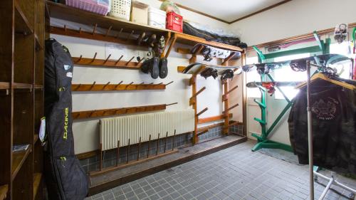 倶知安町にあるラマット ニセコの木製の棚と壁にラジエーターが付いた部屋