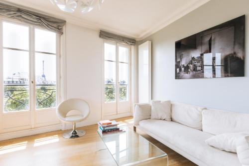 Central&Spacious 2BD Apart for 4 in Champs Elysées