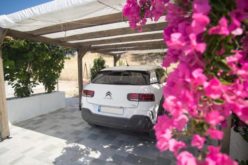 Sunny Home Loutraki is a modern studio with views of the bay and mountains with private parking
