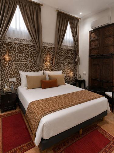 a bedroom with a large bed in a room at Riad Zyna in Meknès