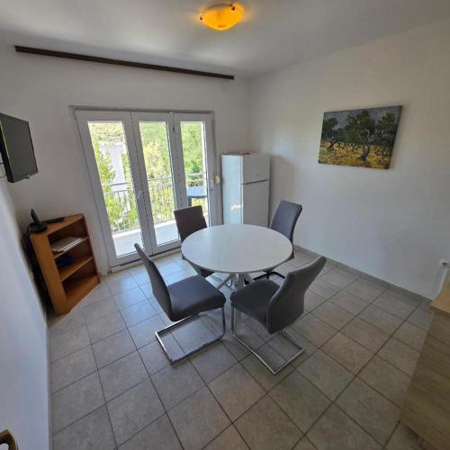 Apartment near city center with free parking ''Matea 1''