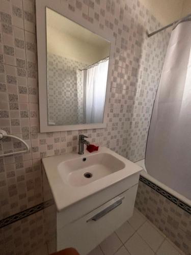 a bathroom with a sink and a mirror at Appartement Bizerte Nord in Bizerte