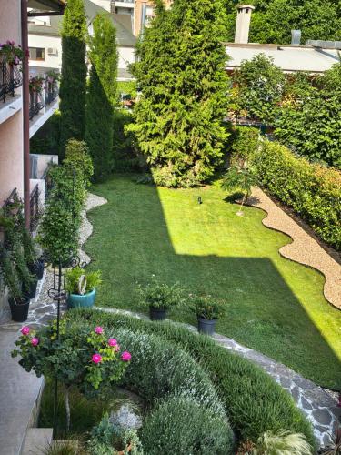 an overhead view of a garden with plants and flowers at Motivi Hotel in Saints Constantine and Helena