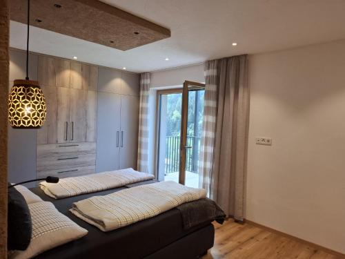 two beds in a room with a window at Residence Wiesenheim in Trodena