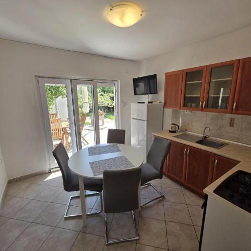 Apartment near city center - free parking - private terrace ''Matea 2''