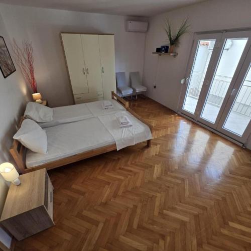 Apartment near city center - free parking - private terrace ''Matea 2''