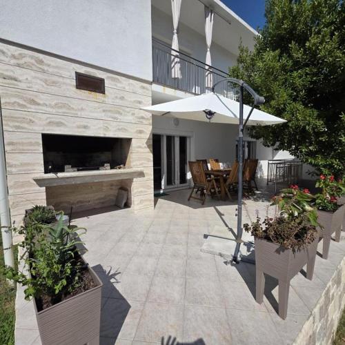Apartment near city center - free parking - private terrace ''Matea 2''