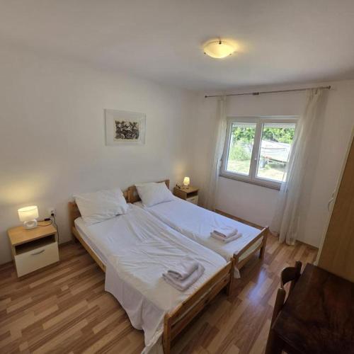 Apartment near city center - free parking - private terrace ''Matea 2''