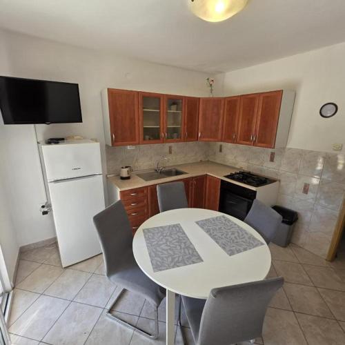 Apartment near city center - free parking - private terrace ''Matea 2''